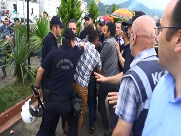 Hopa'da Kadir Topbaş protestosuna  polis müdahalesi