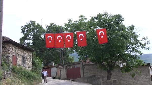 Makedonya’da her haneye bir bayrak, bir Türkçe mealli Kuran-ı Kerim, bir de Türkçe sözlük dağıtımı başladı