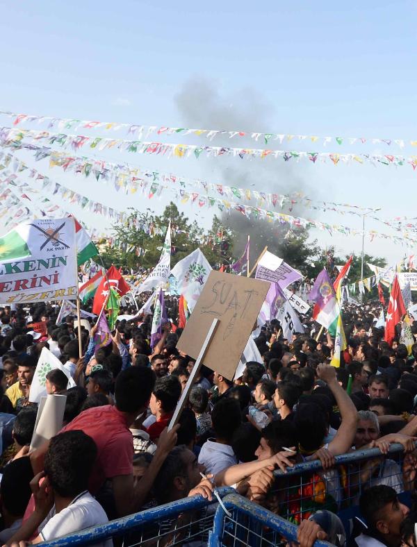 Diyarbakır'da HDP mitinginde trafo patladı: Yaralılar var (4)