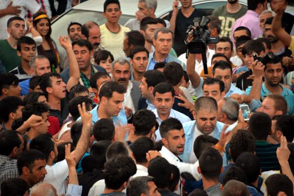 Diyarbakır'da HDP mitinginde patlama: 2 ölü, 90 yaralı (5)