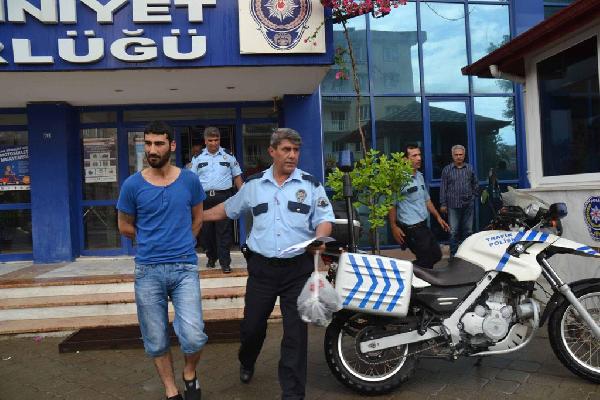 Otomobilinde esrar bulunan 3 şüpheli gözaltına alındı