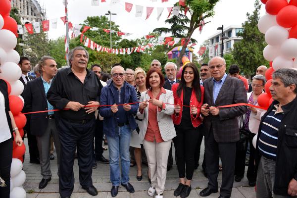 Avcılar'da 10 sanatçı ve aydının heykelleri açıldı, terörist saldırı protesto edildi