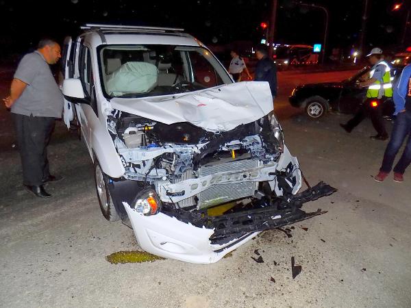 Otomobille motosiklet çarpıştı: 2 ağır yaralı