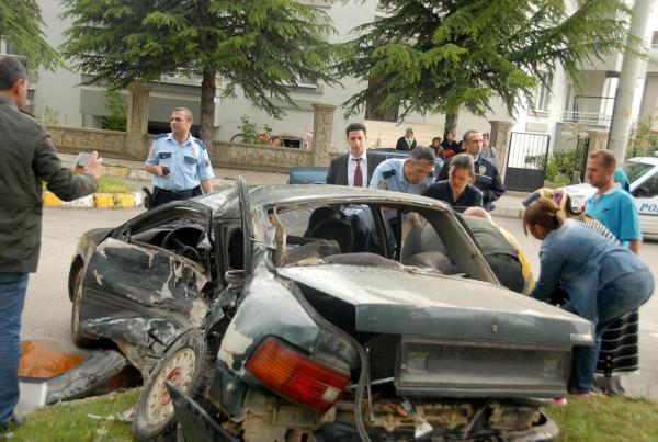 Otomobille kamyonet çarpıştı: 1 ölü, 3 yaralı