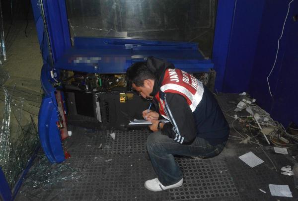 ATM soyguncuları kasayı açamayınca kaçtı