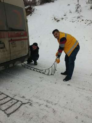 Çorum’da yolda kalan ambulans zincir taktı