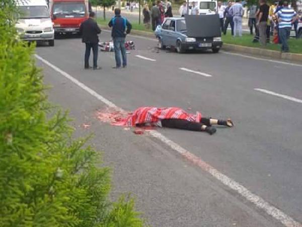 Motosiklet sürücüsü kamyonun altında kaldı