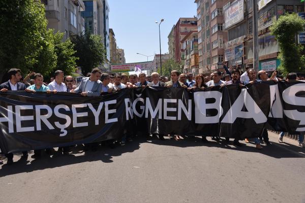 Diyarbakır'da bombalı saldırı protesto edildi, ölenler toprağa verildi
