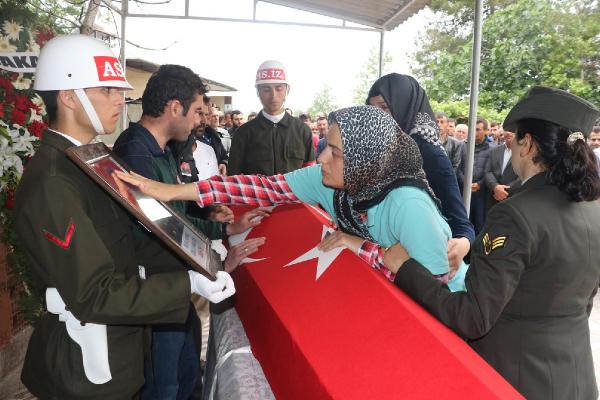 Şehit uzman çavuş son yolculuğuna uğurlandı