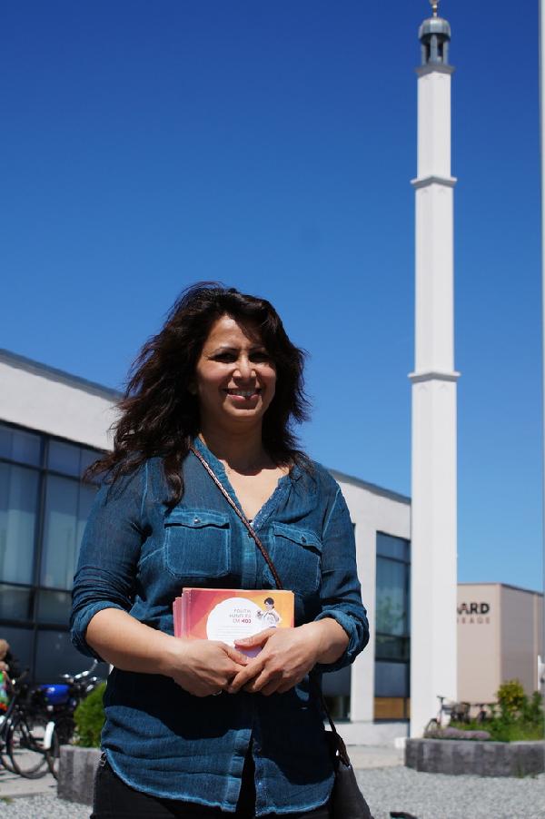 Cami önünde seçim broşürü dağıttı