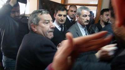 Kesintilere tepki gösteren vatandaşlar, DEDAŞ müdürünün odasını bastı