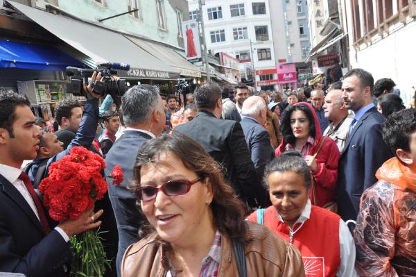 Bakan Avcı seçim yürüyüşüne katıldı