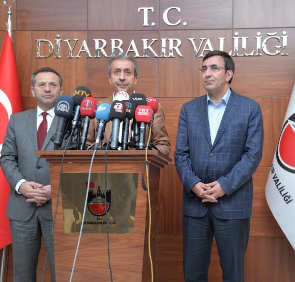 Diyarbakır'da bombalı saldırı protesto edildi, ölenler toprağa verildi(3)