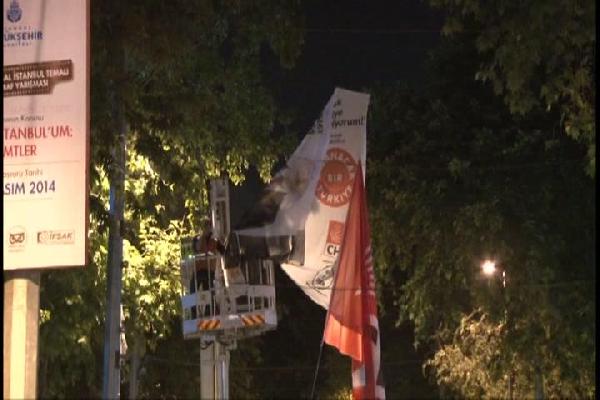 Parti pankart ve afişleri toplanıyor