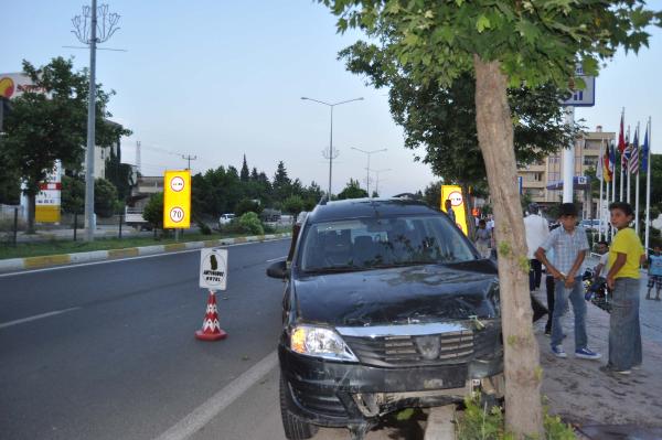 Kontrolden çıkan hafif ticari araç ağaca çarptı