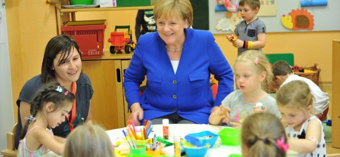 Kreşte, Merkel'e 65'inci yaş sürprizi