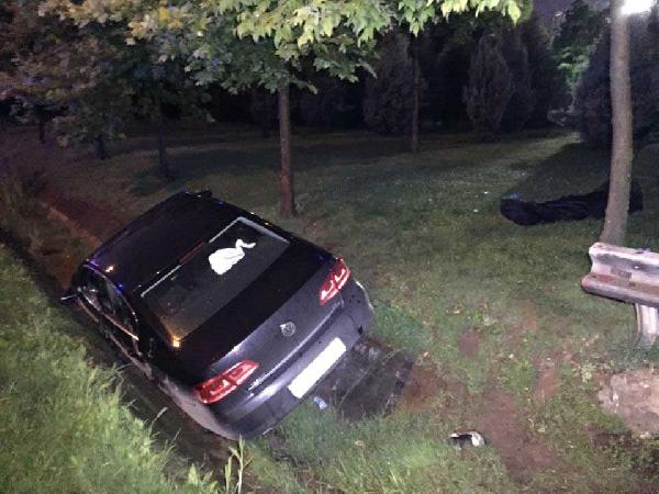 Annesini hareket halindeki otomobilin arka koltuğunda bıçaklayarak öldürdü