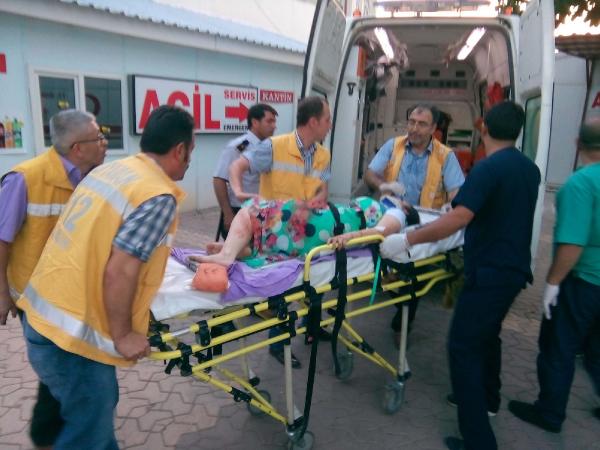 Otomobil Göksu Çayı'na devrildi: 5 yaralı