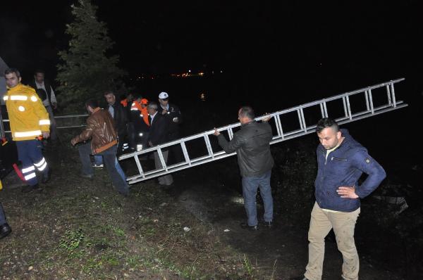 Irmağa uçan kamyonetteki 5 kişi itfaiye tarafından kurtarıldı