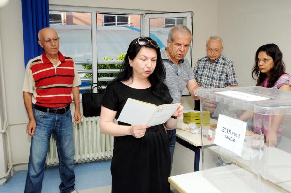 Sandık yemini edip, oy kullandırdılar