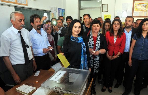 HDP Eş Genel Başkanı Yüksekdağ, oyunu Van'da kullandı