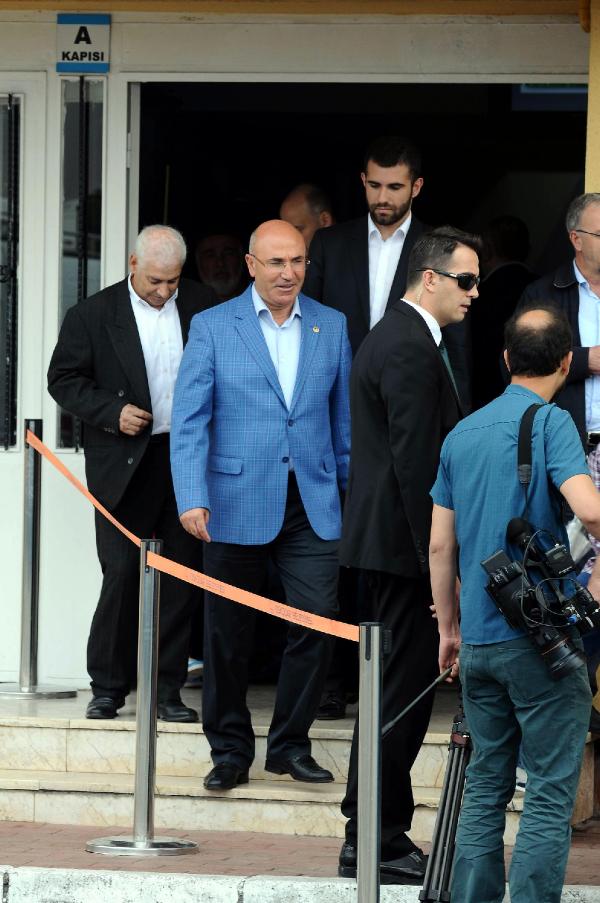 Mahmut Tanal bazı habercilerin oy kullandığı okula alınmamasına müdahale etti