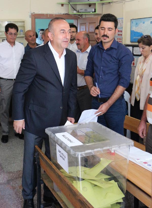 Bakan Çavuşoğlu: İnşallah demokrasi kazanacak