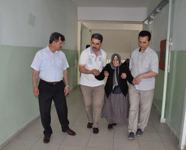 93 yaşında çocuklarının kollarında oy kullanmaya gitti