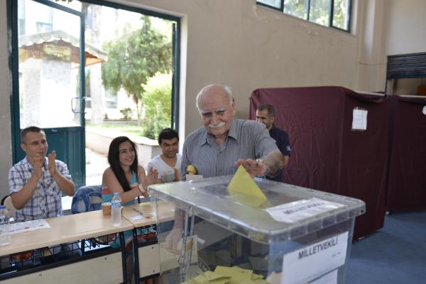 Adana'da seçime yoğun katılım