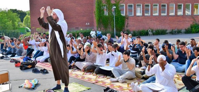 İsveç'te Müslümanlar yağmur duasına çıktı