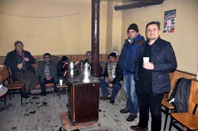 Çığ altında kalan işçilerin ailesi umutlu bekleyişte (2)