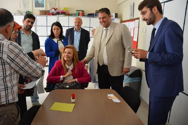 Ak Parti’nin engelli milletvekili adayı, oyunu öğretmenler odasında kullandı
