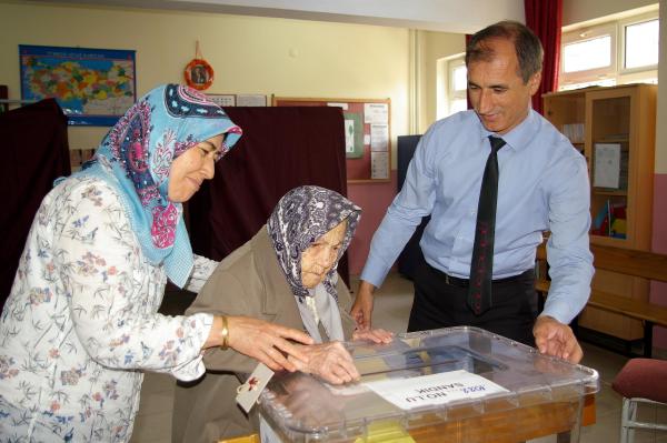 105'lik seçmen sandığa gitti