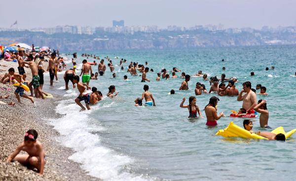 Antalya'da gençler sandığa koştu (2)