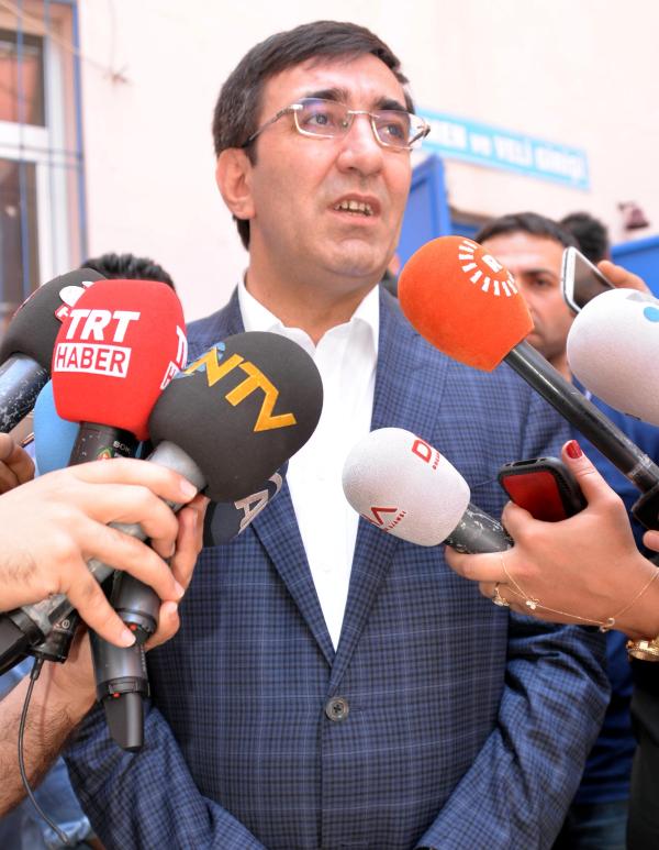Bakanlar, Yılmaz ve Eker, Diyarbakır'da oy kullandı