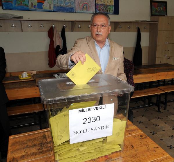 Yeniden / Ekmeleddin İhsanoğlu, oyunu Yeniköy'de kullandı