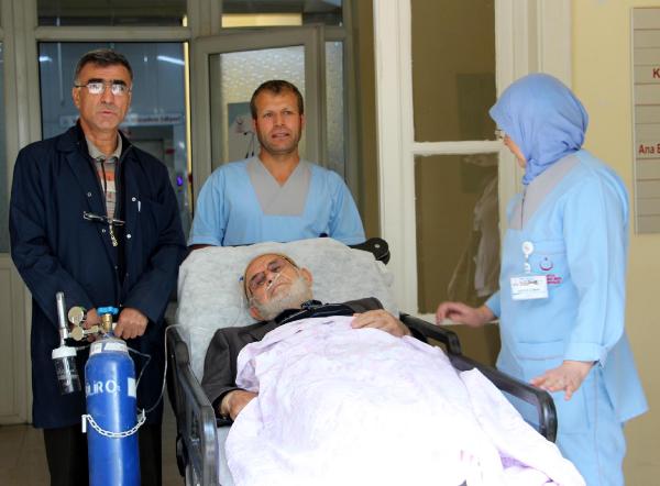 Hastaneden sedye ile sandığa gidip oy kullandı