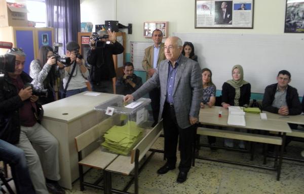 Siyasiler Gölbaşı'nda oyunu kullandı