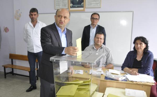 Bakan Işık: Sorunların çözüm adresi sandık