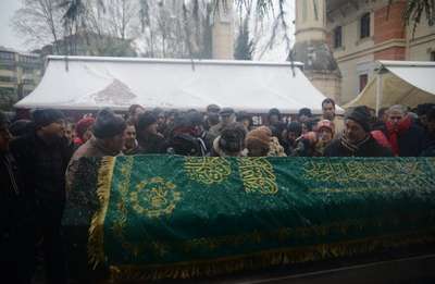 Beylikdüzü’nde yangında ölen anne-kız son yolculuğuna uğurlandı