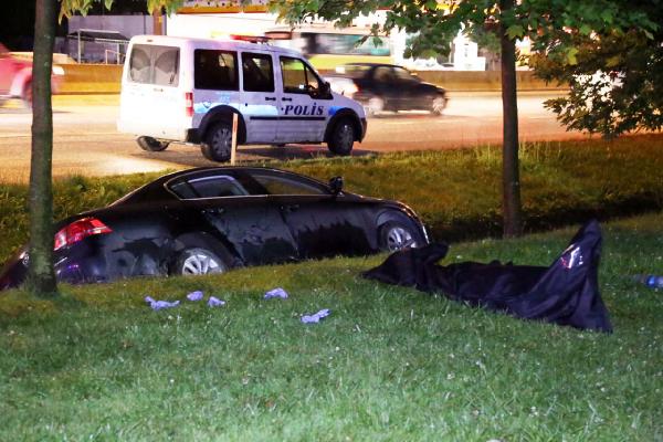 Annesini  otomobilde bıçaklayarak öldüren gencin psikolojik sorunlar yaşadığı anlaşıldı