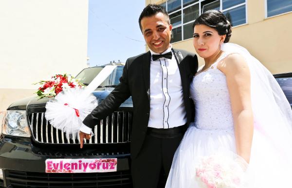 Düğün salonuna gitmeden gelinlik ve damatlıkla oy kullanmaya geldiler