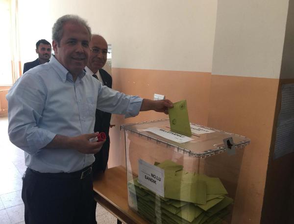 Ak Partili Tayyar, 'PKK tehdit ediyor' dediği mahallede oy kullandı