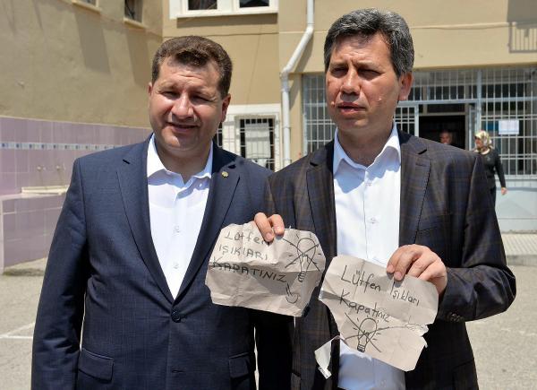Seçim kabininde 'Lütfen ışıkları kapatınız' yazısı
