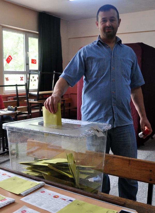 Maden faciayla sarsılan Soma'da seçmen sandığa gitti