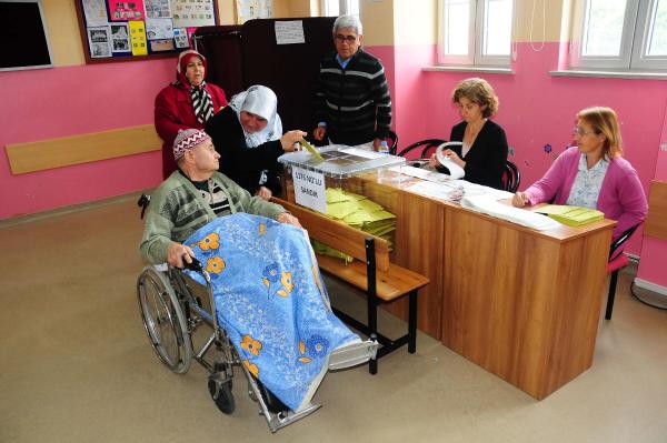 Sedye ve tekerlekli sandalye ile gelip oy kullandılar