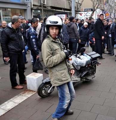 Engelli sürücü araç trafiğine kapalı caddede bir kadına çarptı