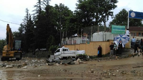 Bursa'da sel nedenile okuldaki seçim görevlileri mahsur kaldı