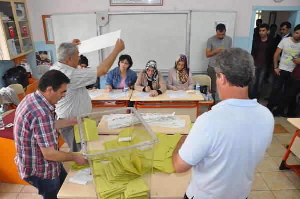 Bakan Yılmaz'ın sandığından Ak Parti birinci çıktı