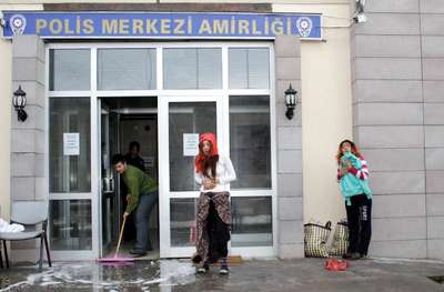 Hırsızlık şüphelisi 2 kadın karakolu birbirine kattı